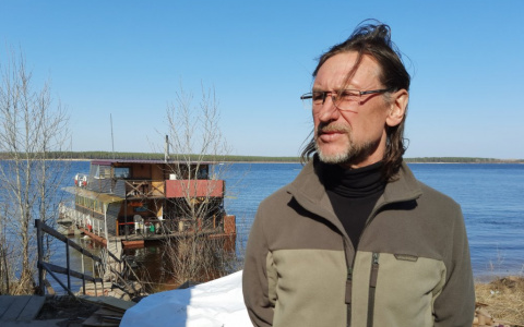 Мужчина из Новочебоксарска построил двухэтажный дом прямо на Волге и спасает тонущих