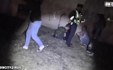 В Чебоксарах из окна многоэтажки выпал ребенок