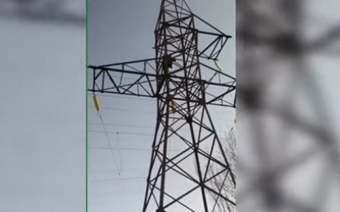 Мужчина повис головой вниз на высоковольтном столбе: подробности происшествия
