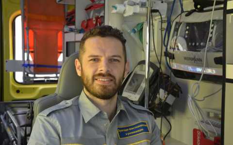 Чебоксарский медик трудится на двух работах на земле и в воздухе и исполняет рок-музыку