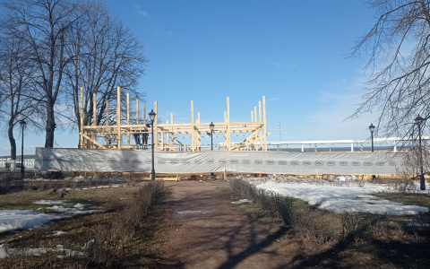 На Московской набережной неожиданно для властей развернулась стройка