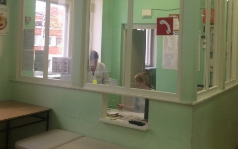 В Минздраве рассказали о состоянии ребенка, которого поймал прохожий при падении из окна