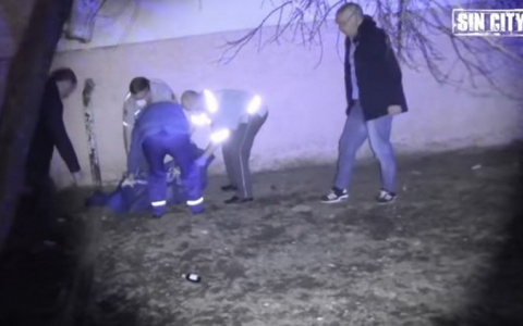 Оставила двоих детей одних и ушла в гости: на мать выпавшего из окна ребенка завели уголовное дело