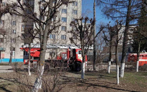 Пожарные машины окружили общежитие в Новоюжном районе
