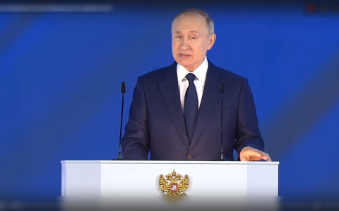 Путин назначил 10000 рублей для всех школьников, пособия одиночкам и другое