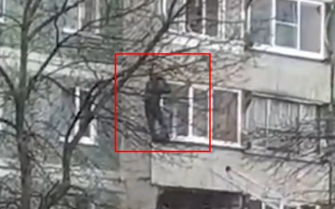 Мужчина повис на балконе 7-го этажа в Чебоксарах