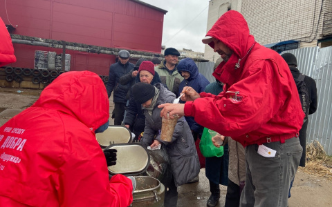 В Чебоксарах два раза в неделю прямо на улице раздают бесплатную еду, которую готовят в кафе