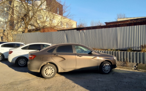 В Чебоксарах владельцы машин не торопятся покупать парковку у дома, где есть возможность