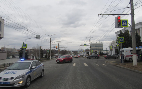 В Чебоксарах "Лада" после столкновения с "Маздой" отлетела прямо на пешехода