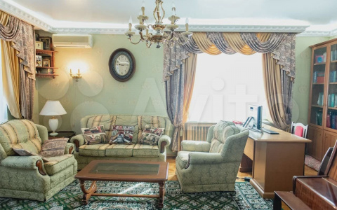 Кожаная мебель, испанские люстры и три балкона: показываем квартиру за 24,5 млн рублей