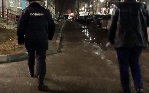 Ночью в подъезде чебоксарской пятиэтажки нашли тело мужчины