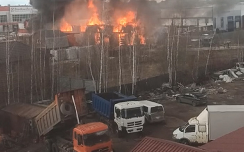 В Чебоксарах горят склады: огонь виден за километры