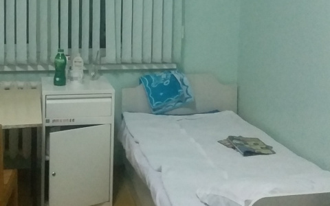 Маленькая девочка "мешала" матери вести праздный образ жизни, пока ее отправили жить в больницу