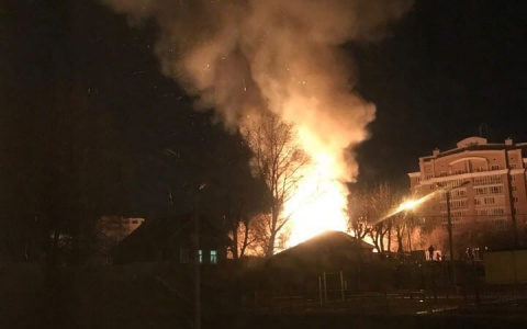 В центре Чебоксар загорелся частный дом