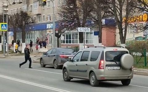 В Новочебоксарске человек со сломанной челюстью пинал проезжающие машины