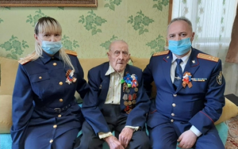 В Батыревском районе поздравили 100-летнего ветерана войны: "Матери дважды отправляли похоронку"