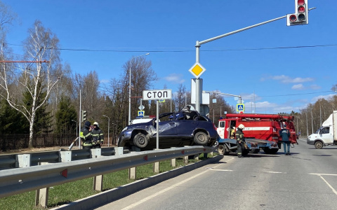 В Чебоксарах "Лада Калина" залетела на отбойник, пострадали люди