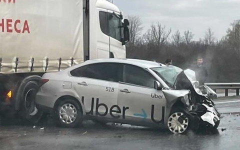 В Чувашии таксист Uber ехал по встречке трассы М7 и влетел в фуру