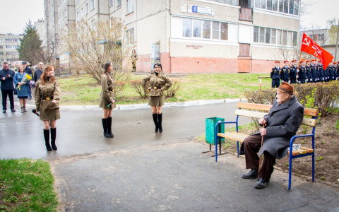 Ветеранам в Новочебоксарске устроили концерт прямо во дворе дома