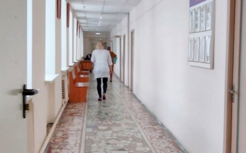 В Чебоксарах из окна больницы выпал пациент и умер