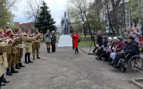 Прямо в чебоксарском дворе для ветеранов устроили концерт с оркестром