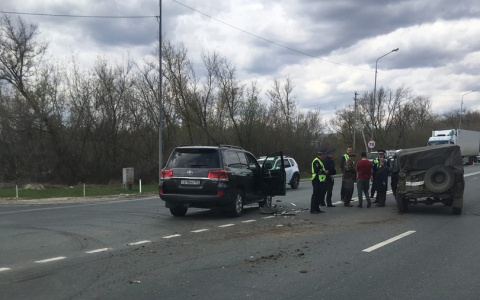 В Чувашии на федеральной трассе столкнулись "Ленд Крузер" и "УАЗ"