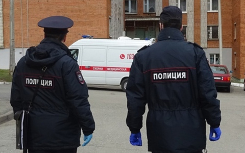 В Чебоксарах мужчина выпал из окна шестиэтажки