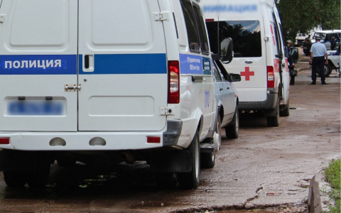 В Чебоксарах мужчина выпал из окна пятого этажа и умер