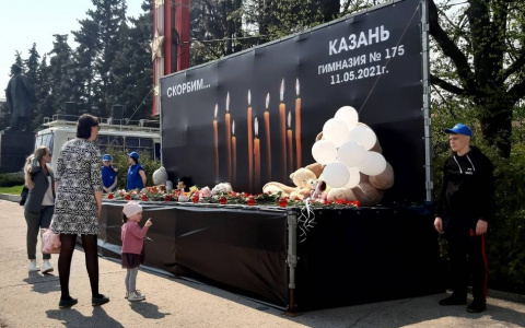 Чебоксарцы с самого утра несут цветы и игрушки к мемориалу погибшим казанцам: "Горе не бывает чужим"