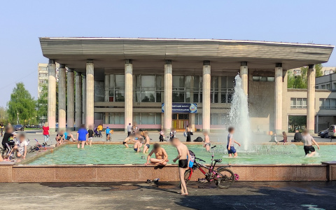 Новый фонтан в Новочебоксарске стал местом купания школьников