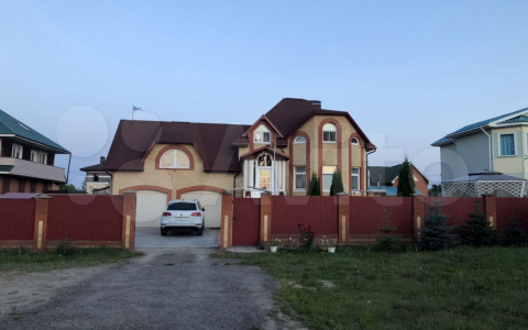 Коттедж за 17 млн рублей в Гремячево с баней, беседкой и двумя теплицами: как все выглядит