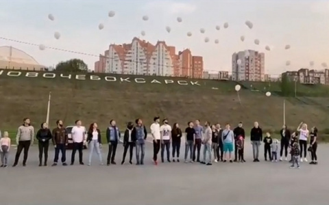 Новочебоксарцы сами сделали место памяти погибших в Казани и запустили в небо шары
