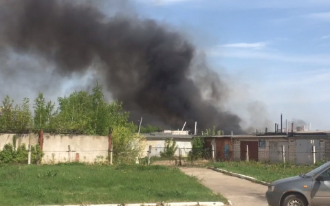 В Новочебоксарске горит территория рядом с гаражным кооперативом