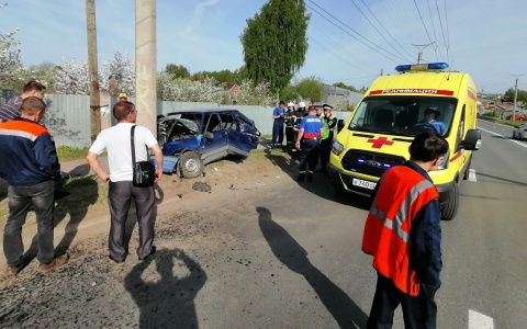 В Чебоксарах водитель легковушки влетел в столб