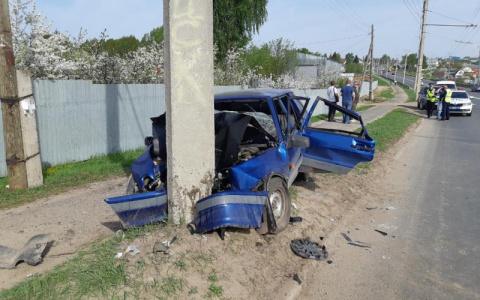 В Чебоксарах водитель врезался в столб: выяснилось, что он уснул за рулем