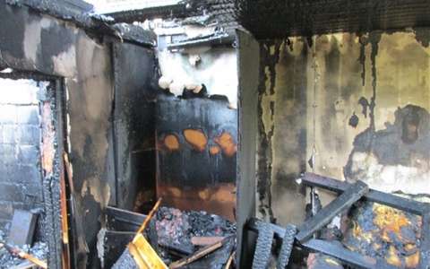 Чебоксарка погибла во время пожара в доме, мужчину госпитализировали с ожогами