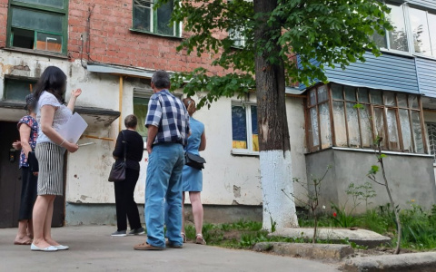 Соседи ополчились против пенсионерки, которая называет себя старшей: "Делает жизнь невыносимой, ее собака покусала ребенка и гадит в подъезде"