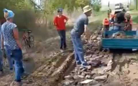 Жители Козловского района сами строят до своей деревни дорогу из камней: “Как в годы войны”