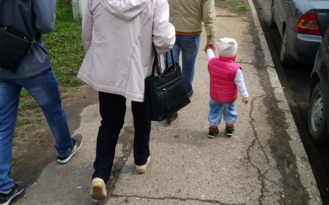 Обновленная выплата больничного по уходу за ребенком начнется с сентября