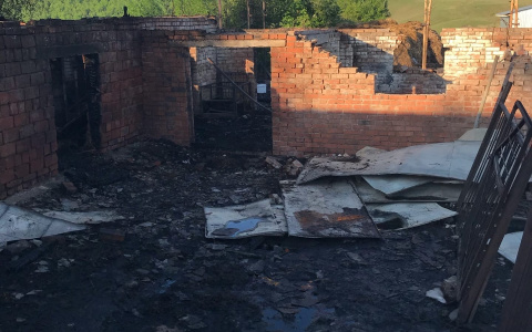 Семья с тремя детьми оказалась на улице после пожара: погорельцы Чебоксарского района просят о помощи