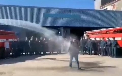 В Чебоксарах пожарного окатили водой из двух шлангов под звуки сирен: традиция в МЧС