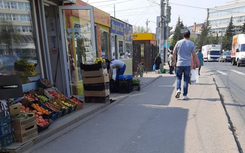 В Чебоксарах овощи и фрукты продают прямо на тротуаре возле дороги