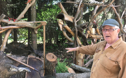 Мужчина 30 лет создает во дворе чебоксарского дома музей: “Экономлю, занимаю деньги и покупаю раритеты”