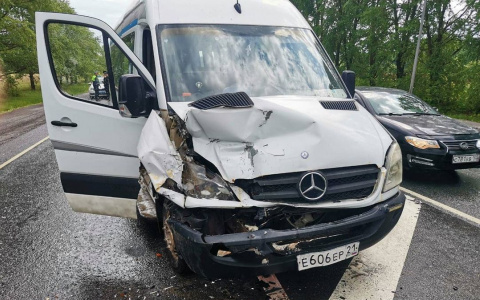 В Чувашии маршрутчик угодил в ДТП с лодкой: пострадал человек