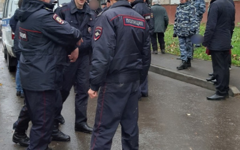 В Новоюжном районе под окнами многоэтажки нашли тело мужчины