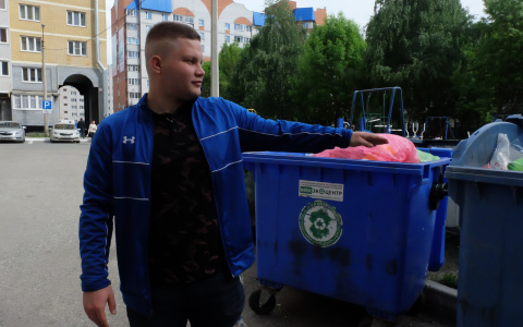 Чебоксарец увидел копавшегося в мусоре ребенка и подарил ему игрушку: "Она прослезилась"