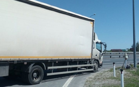 В Чувашии дальнобойщик заградил камеру автоконтроля, а затем и вовсе закидал камнями работников