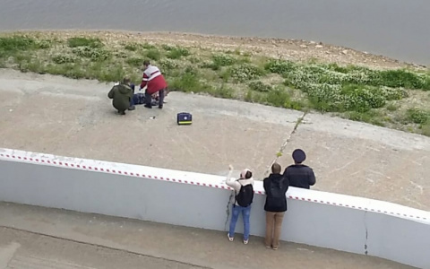 Рано утром под Московским мостом нашли тело 19-летнего парня