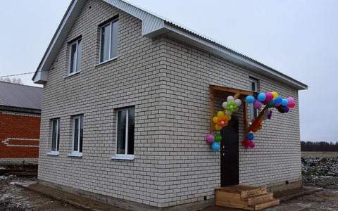 Власти выдали многодетной семье жилье с кривыми стенами и протекающей крышей: "Зашла в дом и чуть не расплакалась"