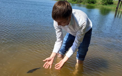 Волонтеры Сбербанка выпустили мальков в один из прудов Чувашии